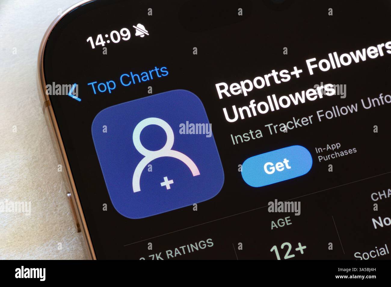 OSTRAVA, CECHIA - 23 NOVEMBRE 2023: App store Apple con Reprots followers e Unfollowers su dispositivo iOS Foto Stock