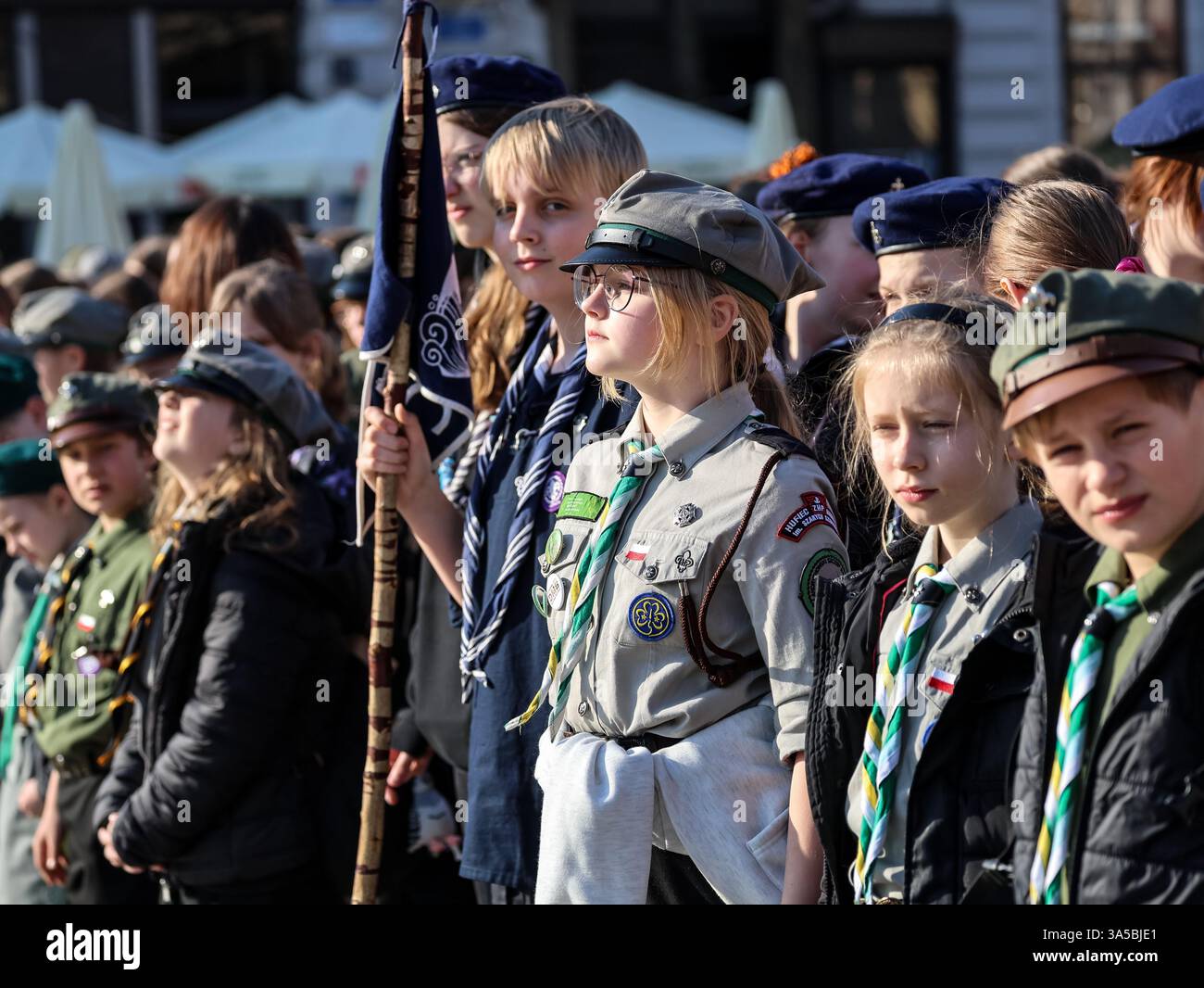 Guide e scout partecipano all'incontro cerimoniale dell'Associazione Scoutista polacca della regione di Cracovia sulla Piazza del mercato principale in una città vecchia di Cracovia, poiché lo scouting è costantemente molto popolare in Polonia, ogni anno il numero di scout aumenta. Foto Stock