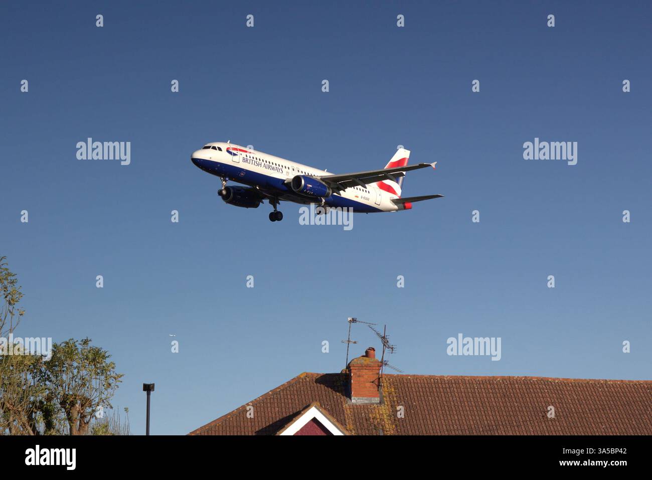 British Airways Airbus A320-232 G-EUUU da Hannover HAJ, vola in basso su Myrtle Avenue all'avvicinamento finale prima di atterrare all'aeroporto LHR di Londra Heathrow Foto Stock
