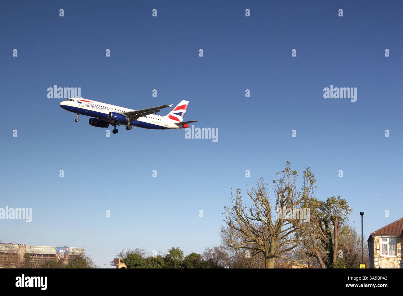 British Airways Airbus A320-232 G-EUUU da Hannover HAJ, vola in basso su Myrtle Avenue all'avvicinamento finale prima di atterrare all'aeroporto LHR di Londra Heathrow Foto Stock