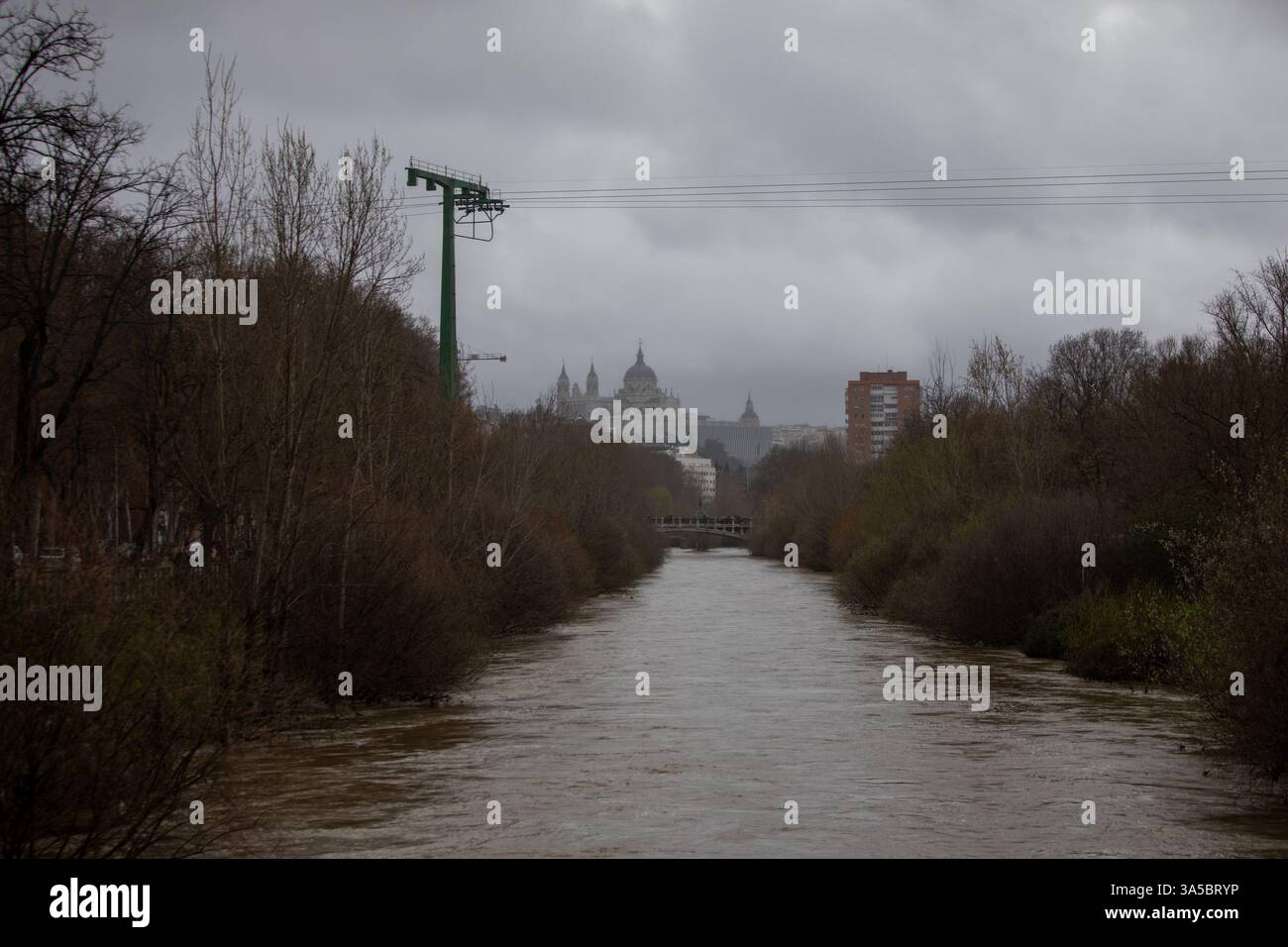 Madrid, Spagna. 22 marzo 2025. Vista panoramica del fiume Manzanares a Madrid. Dopo il passaggio della tempesta Martinho attraverso la Spagna, il fiume Manzanares superò i record, aumentando il suo flusso di 15 volte. L'Istituto Meteorologico spagnolo prevede venti fino a 140 km/h, richiedendo evacuazioni preventive in alcune città lungo le rive del fiume Madrid. Crediti: D. Canales Carvajal/Alamy Live News Foto Stock
