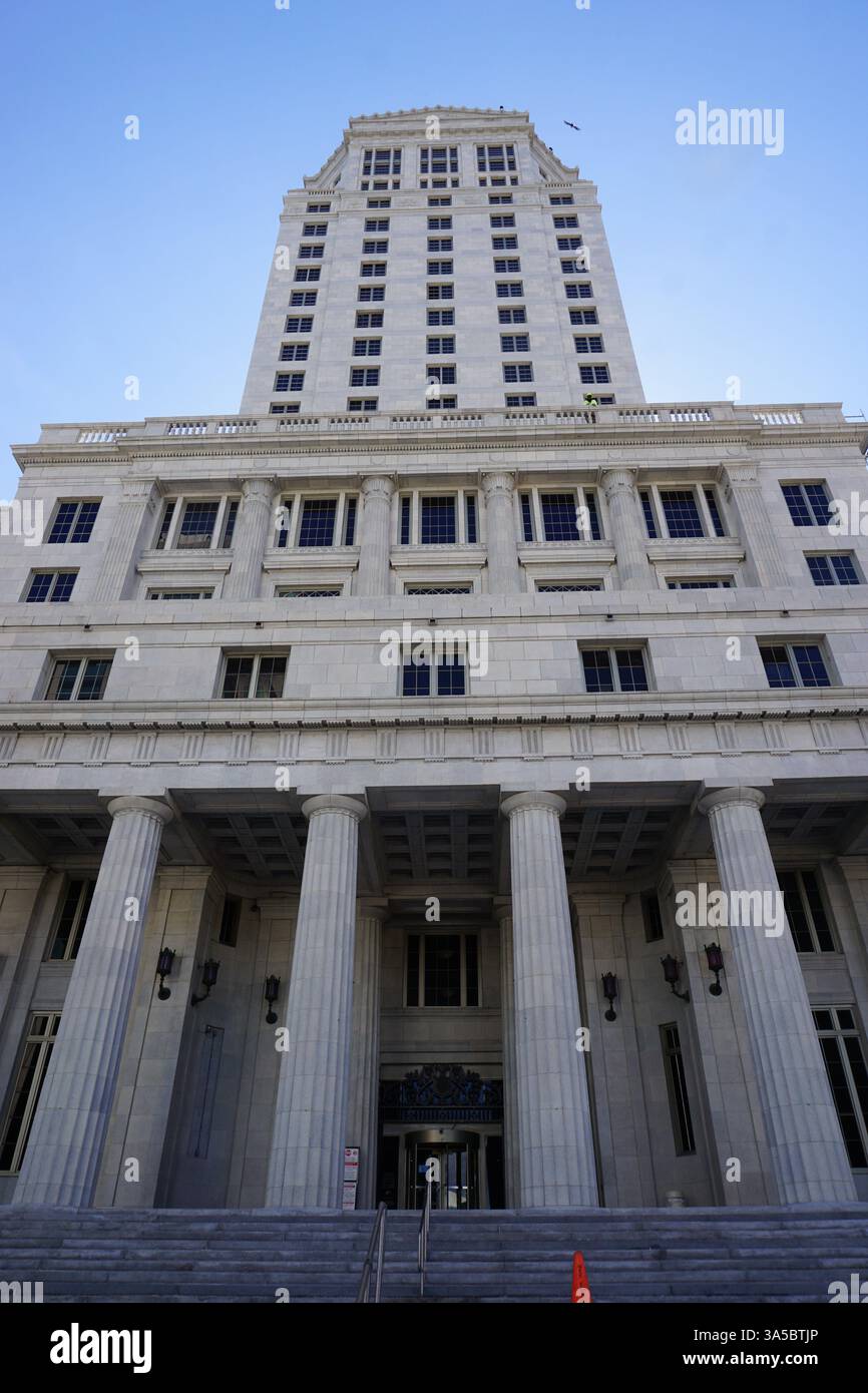 Immagine verticale del tribunale della contea di Miami-Dade; un edificio storico con architettura revival classica a Miami, Florida Foto Stock