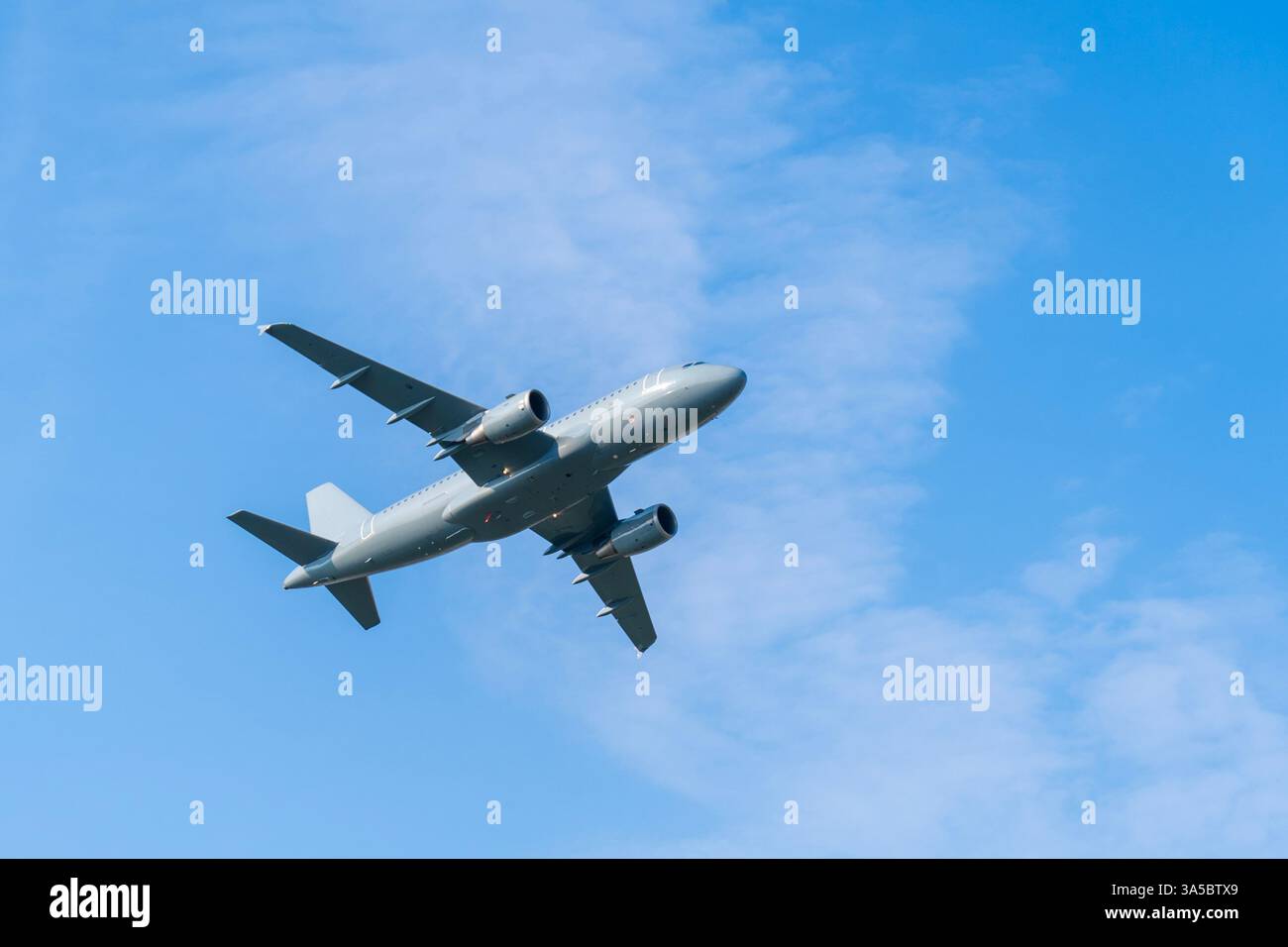 Aereo da trasporto militare grigio A319 che vola nel cielo blu Foto Stock