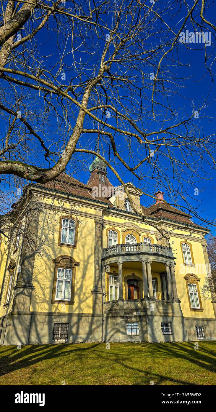 Il castello di Rauenstein in stile neobarocco è molto bello in una giornata di sole. Uberlingen, Germania Foto Stock