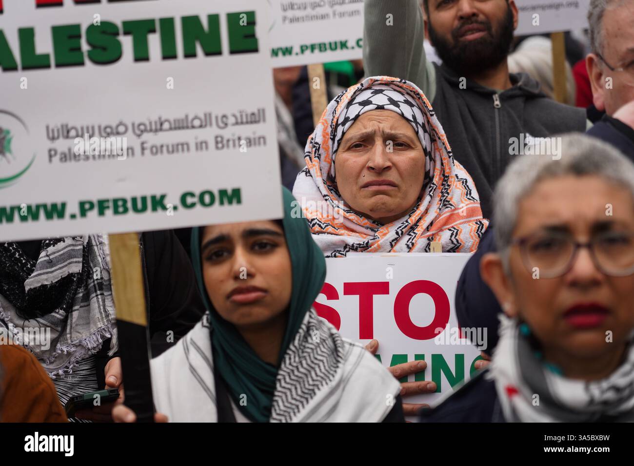 Londra, Regno Unito. 22 marzo 2025. Migliaia di persone si sono manifestate in un raduno vicino all’ambasciata israeliana per chiedere la fine dell’assalto israeliano a Gaza dopo che Israele ha rotto il cessate il fuoco e ha ripreso quello che molti vedono come un genocidio contro il popolo palestinese di Gaza Foto Stock