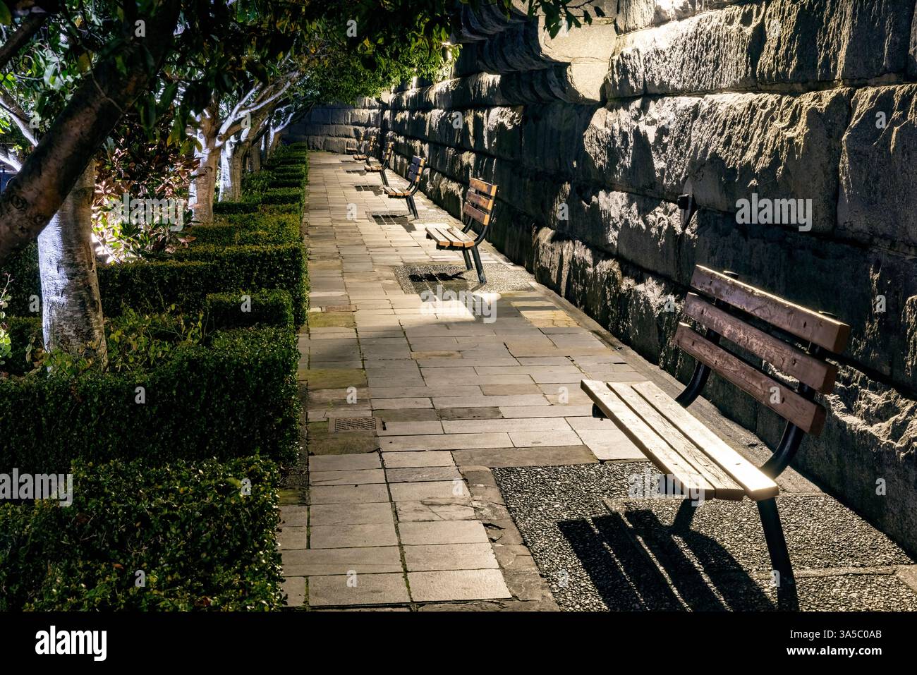 Panchine nel porto interno di notte - Victoria, Vancouver Island, British Columbia, Canada Foto Stock