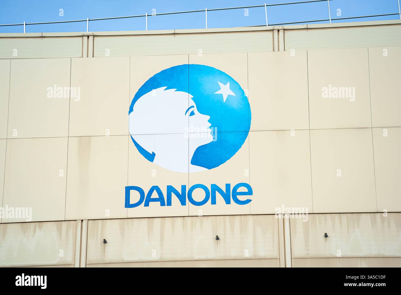 Logo e nome della multinazionale francese di prodotti alimentari Danone su una fabbrica. Foto Stock