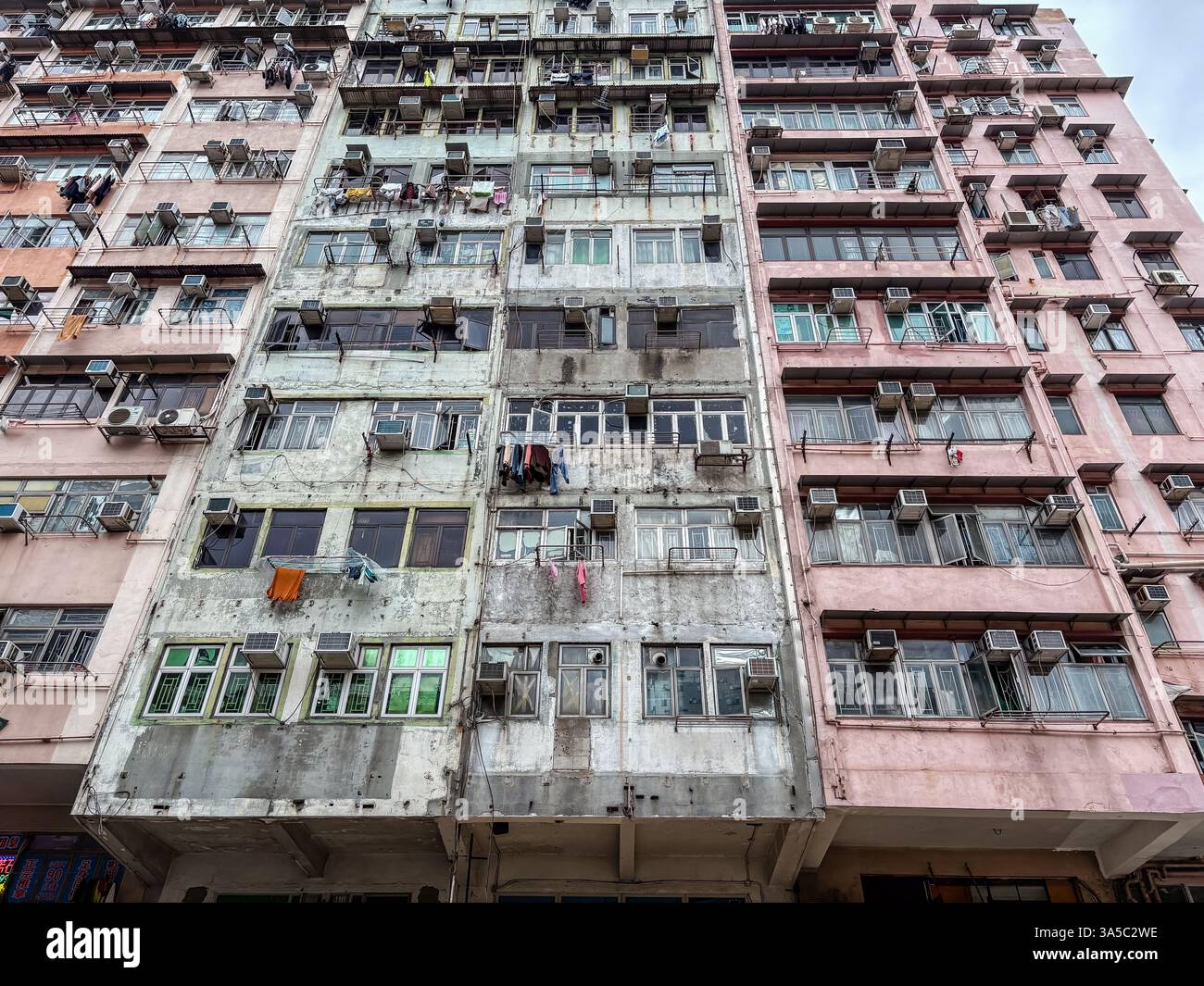 Appartamenti densamente affollati a Hong Kong, che illustrano l'alta densità di popolazione e lo spazio limitato. Foto Stock