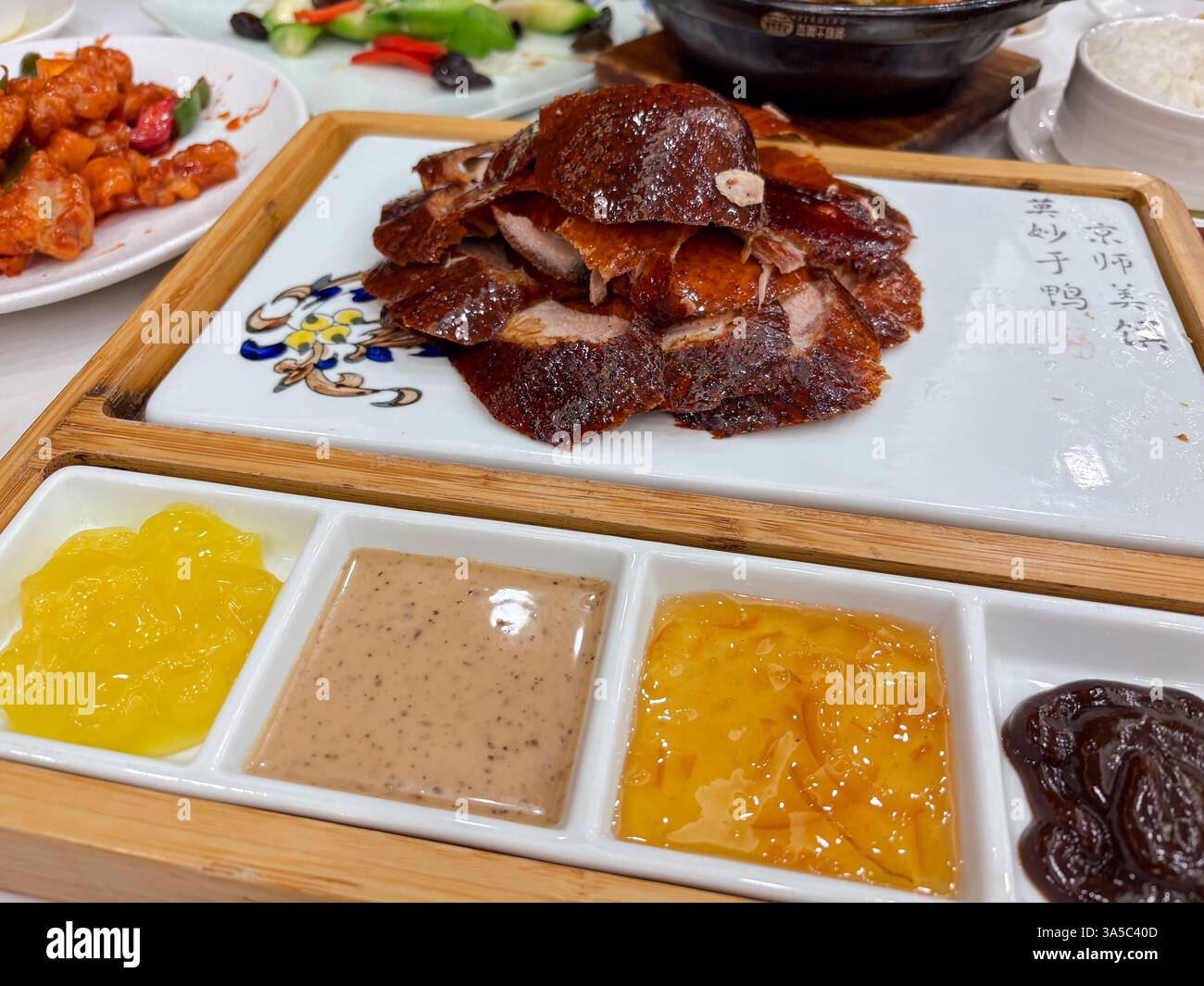Piatto di anatra alla pechinese con salse su un vassoio ornamentale, una specialità culinaria servita a Hong Kong. Foto Stock