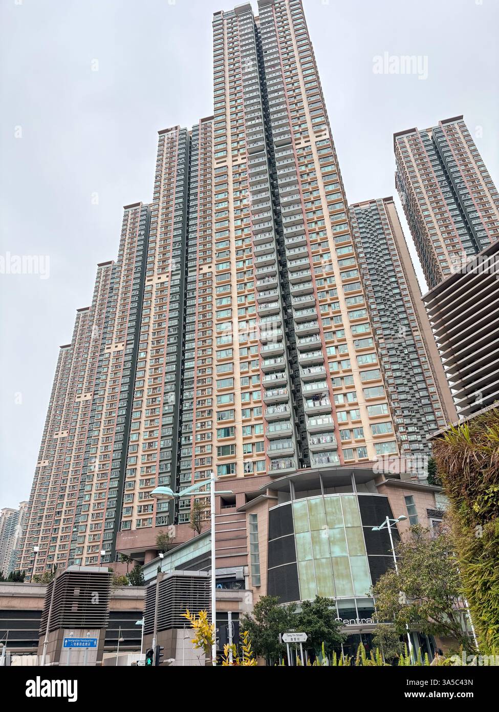 Torri residenziali estremamente alte dominano il paesaggio urbano nell'area di Tseung Kwan o di Hong Kong. Foto Stock