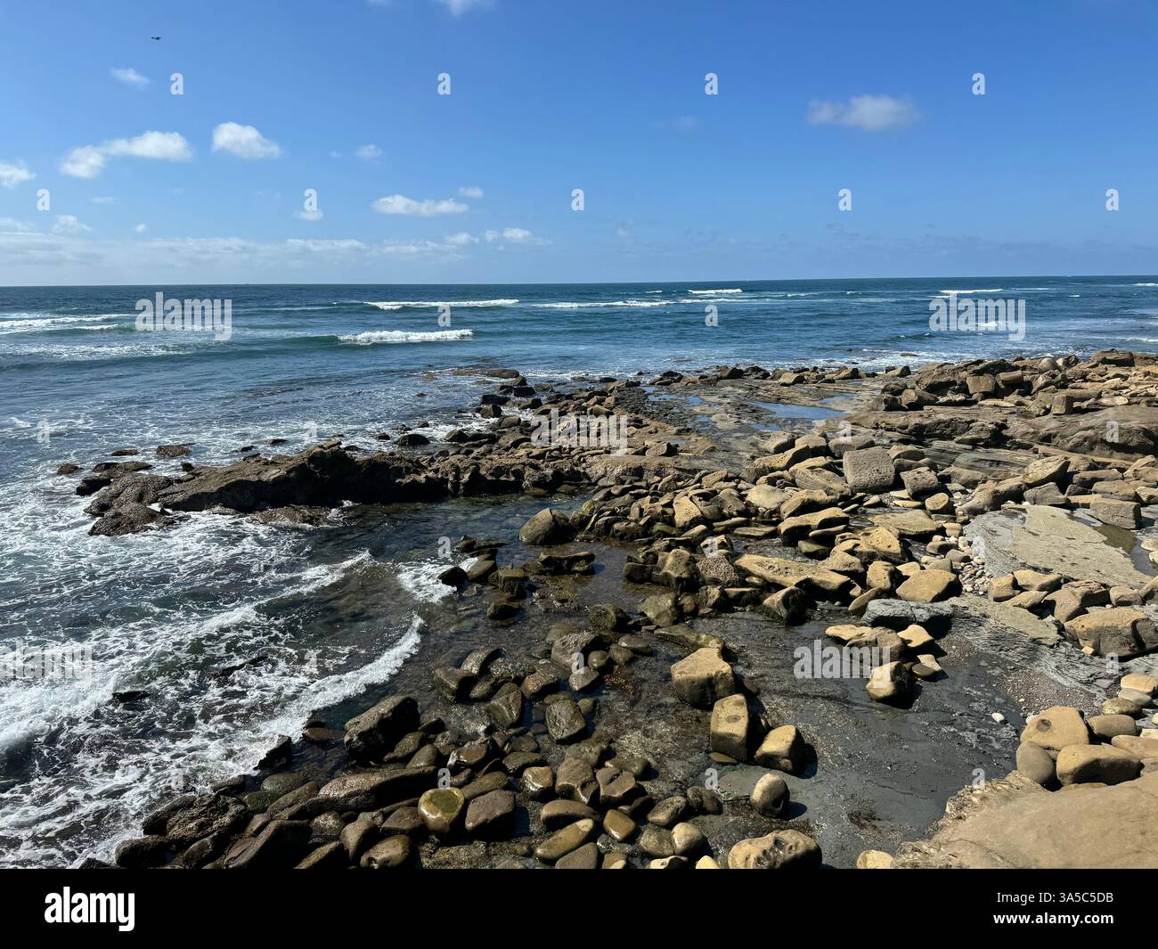 Le incredibili e pittoresche scogliere del tramonto. Vista sulla costa frastagliata. Oceano Pacifico, creando un ambiente pittoresco per fotografi, surfisti e natura. Foto Stock