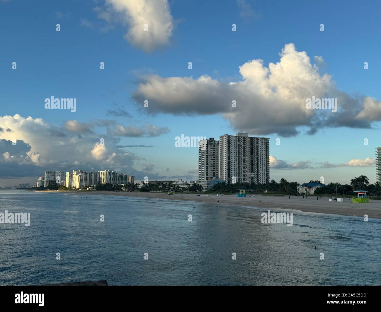 Pompano Beach è una vivace città costiera nel sud della Florida, situata a nord di Fort Lauderdale. Conosciuta per le sue spiagge di sabbia dorata e le calde acque turchesi. - Immagine stock catturata con smartphone