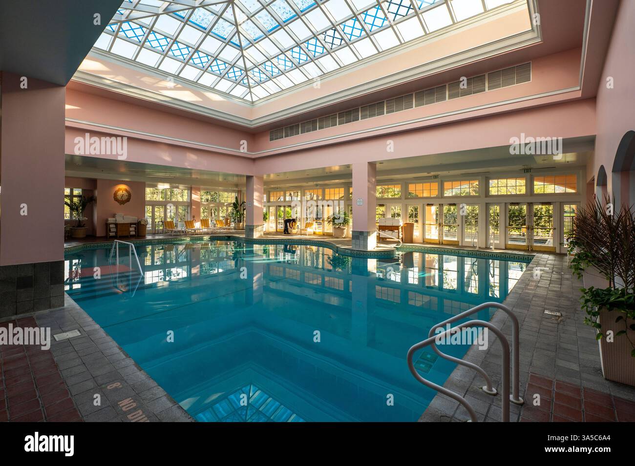 Lussuosa piscina coperta con illuminazione naturale e atmosfera rilassante Foto Stock