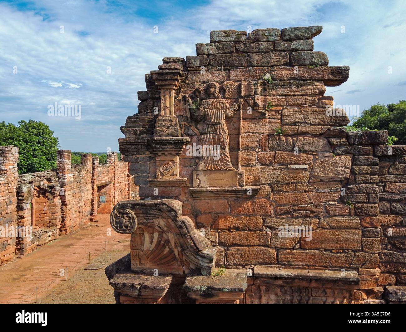 Cattura dettagliata del portico di San Ignacio, Misiones. Si apprezza un essere celeste scolpito nella roccia, riflesso del cultur guarani-gesuita Foto Stock