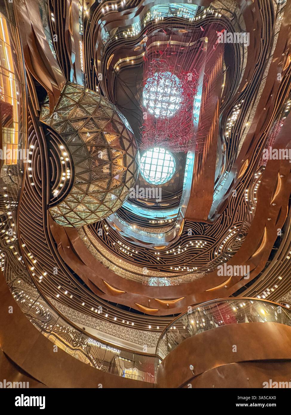 Vista astratta verso l'alto nel K11 MUSEA Foto Stock