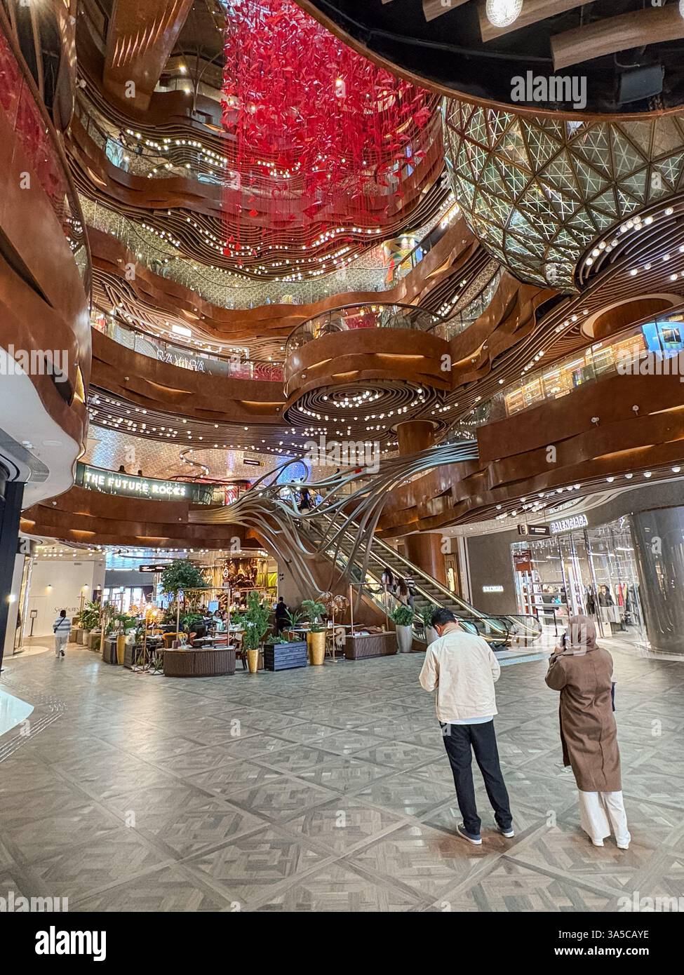 Acquirenti unici all'interno del K11 Musea Foto Stock