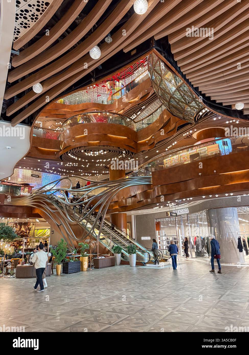 All'interno del centro commerciale K11 Musea Mall a più piani Foto Stock