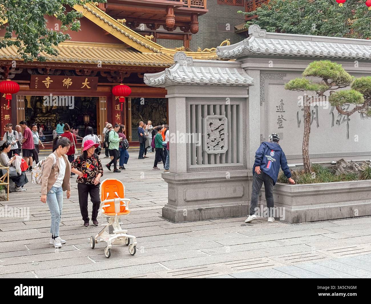 I giardini del Tempio di un tempio buddista sulla Beijing Road a Guangzhou, Cina. La gente visita il sito storico di Guangzhou. Foto Stock