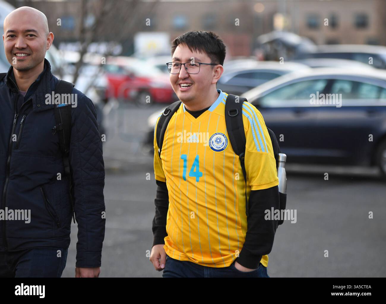 Cardiff City Stadium, Cardiff, Regno Unito. 22 marzo 2025. Gruppo J di qualificazione alla Coppa del mondo FIFA calcio internazionale, Galles contro Kazakistan; tifoso Kazakistan che cammina fino allo stadio indossando la divisa della squadra Credit: Action Plus Sports/Alamy Live News Foto Stock