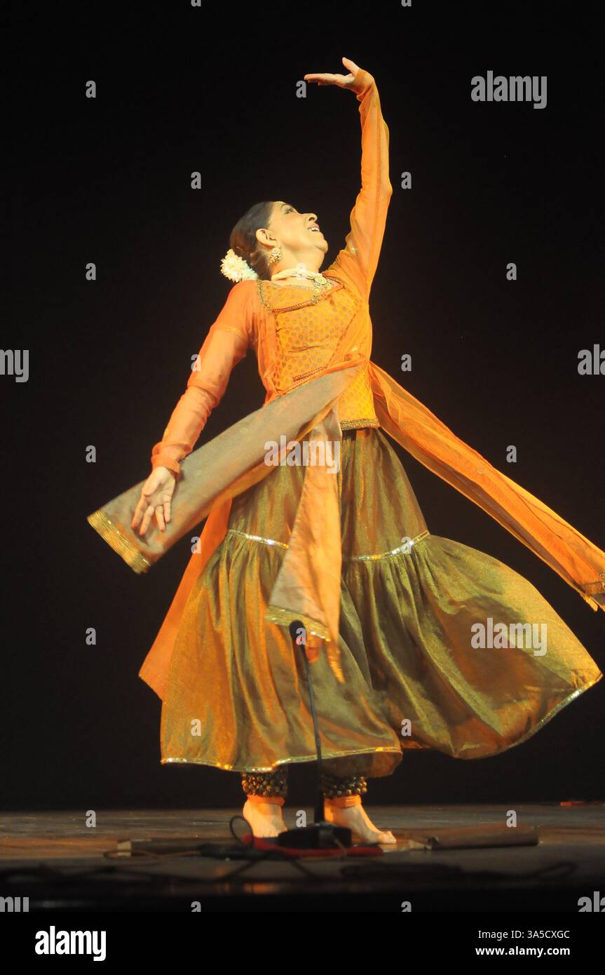 21 marzo 2025, Kolkata, Bengala Occidentale, India: Aditi Mangaldas una rinomata ballerina Kathak, fu addestrata sotto la guida di Mrs. Kumadini Lakhia e pandit Birju Maharaj. È Empaneled Artist of ICCR Government of India e le è stato assegnato il GSNA Award nel 2007, e anche il NSNA Award nel 2013. Aditi è stato eseguito allargando i cerchi, i cerchi sono tre parti una è il Sole la seconda è la Terra e l'ultima è la Luna. Coreografia di danza e costumi della stessa Aditi Mangaldas. Composizione musicale di Samiullah Khan, Mrs. Kishori Amonkar e il Drishtikon Repertory. Letteratura cantata concessa da Foto Stock
