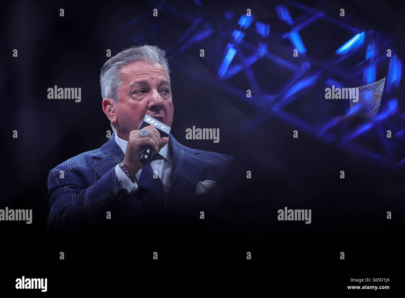 22 marzo 2025; O2 Arena, Londra, Inghilterra; UFC Fight Night London, Leon Edwards contro Sean Brady; l'annunciatore dell'Octagon Bruce buffer introduce un incontro durante l'evento UFC Fight Night all'O2 Foto Stock