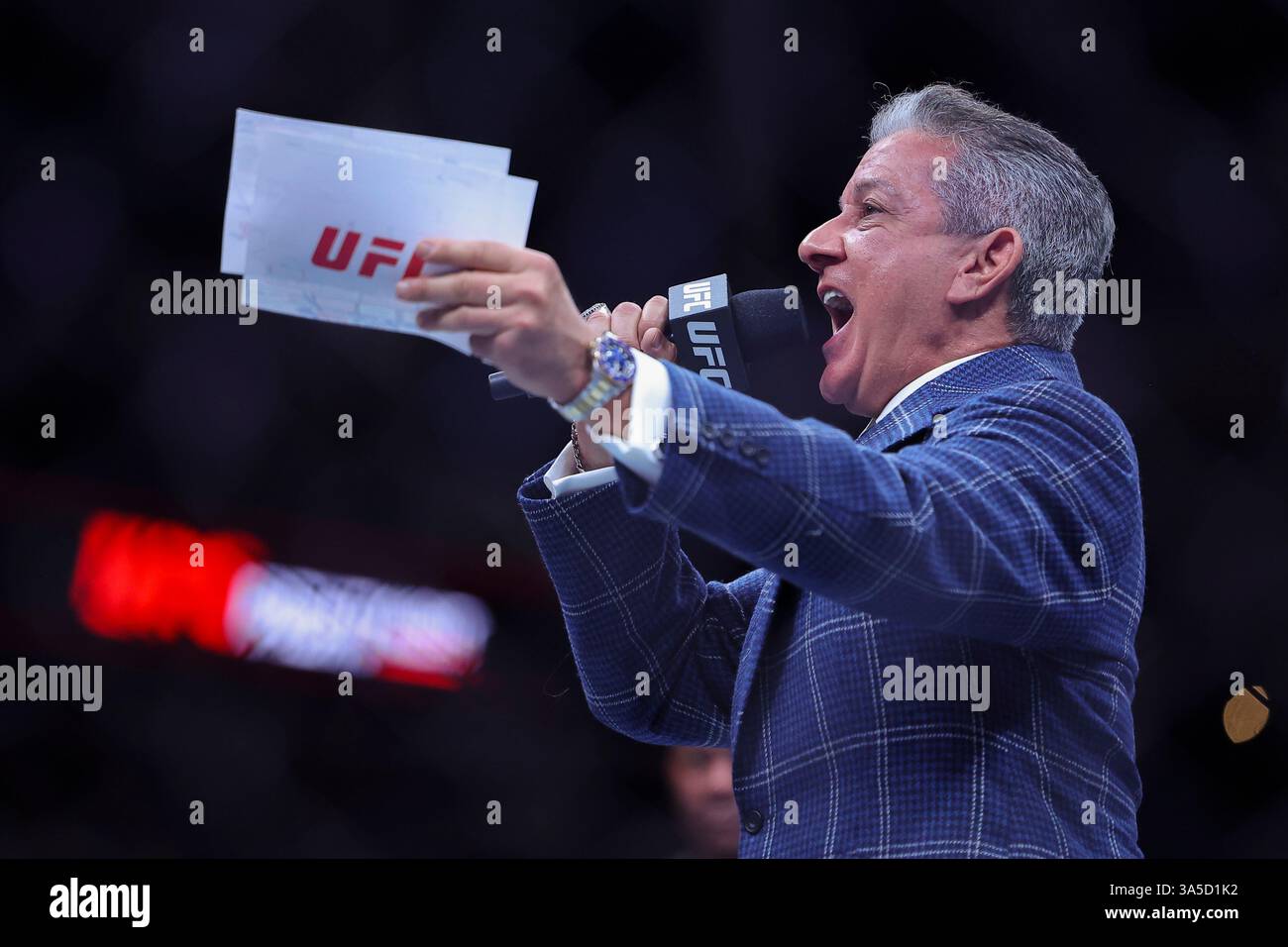22 marzo 2025; O2 Arena, Londra, Inghilterra; UFC Fight Night London, Leon Edwards contro Sean Brady; l'annunciatore dell'Octagon Bruce buffer introduce un incontro durante l'evento UFC Fight Night all'O2 Foto Stock