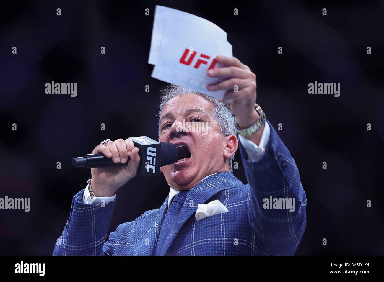 22 marzo 2025; O2 Arena, Londra, Inghilterra; UFC Fight Night London, Leon Edwards contro Sean Brady; l'annunciatore dell'Octagon Bruce buffer introduce un incontro durante l'evento UFC Fight Night all'O2 Foto Stock
