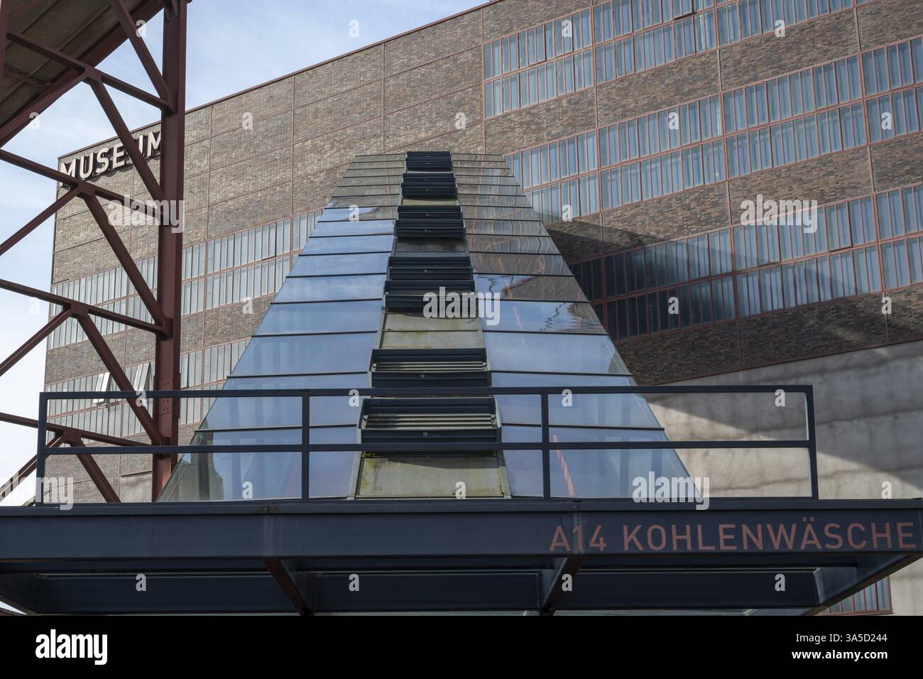 A14 impianto di lavaggio del carbone, scala mobile per il centro visitatori, Museo della Ruhr, complesso industriale della miniera di carbone di Zollverein, sito Patrimonio dell'Umanità dell'UNESCO, Essen, Ruhr Foto Stock