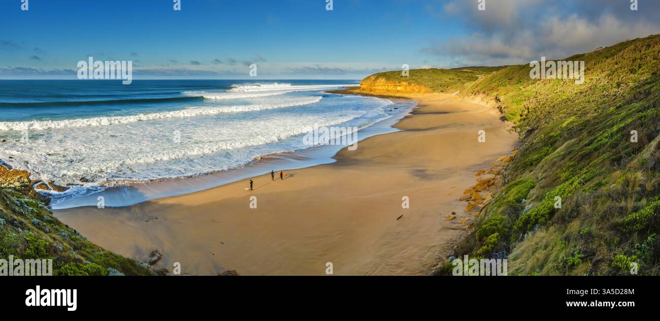 Ampia vista del surf perfetto a Bells Beach, Great Ocean Road, Victoria, Australia Foto Stock