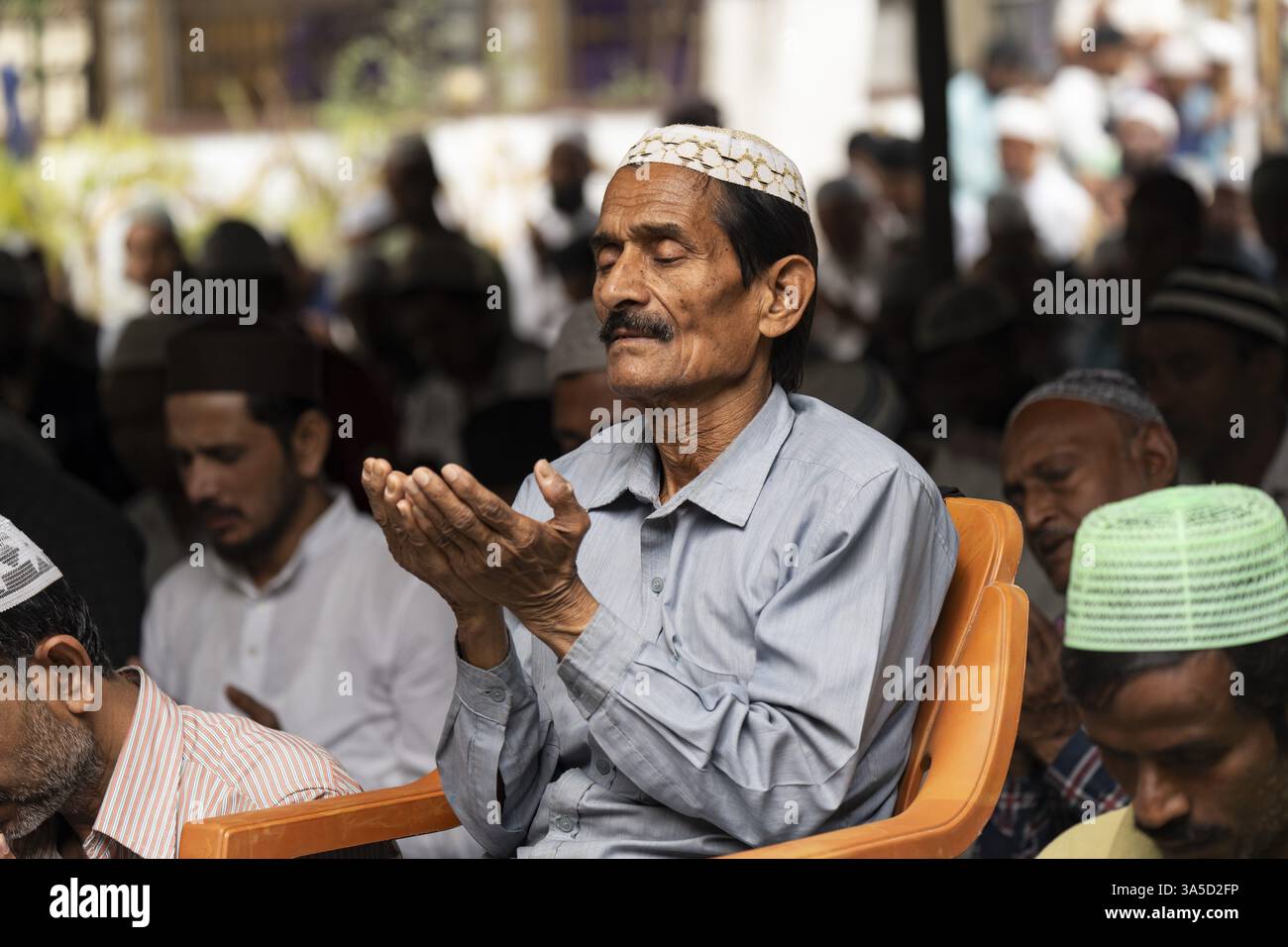 I musulmani eseguono le preghiere del venerdì in una moschea nel mese santo del Ramadan, il 21 marzo 2025 a Guwahati, India, Asia Foto Stock