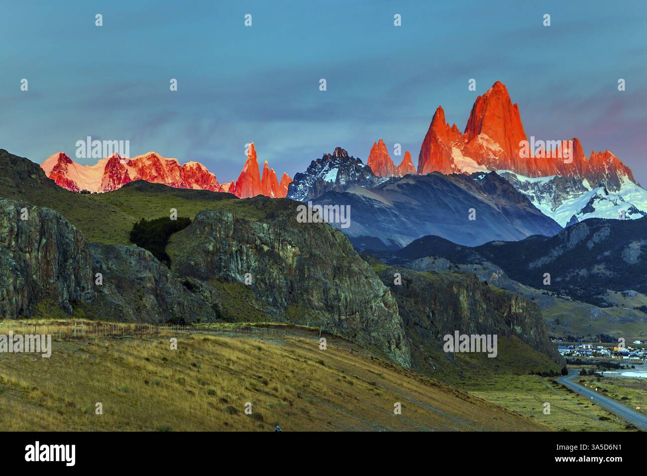 Il grande cremisi sorge sopra la catena montuosa Fitzroy. Picco montuoso in Patagonia nella zona di confine tra Argentina e Cile. Magnifico e pittoresco Foto Stock
