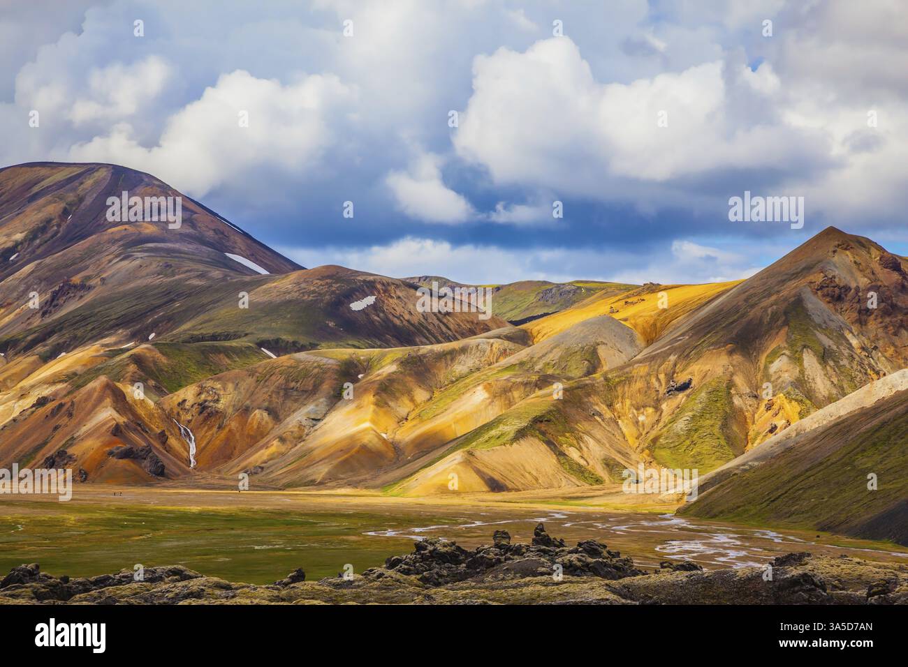 Multi-montagne colorate da minerali di riolite sono illuminati con sun. Viaggio in Islanda in luglio. Estate tundra vulcaniche Foto Stock