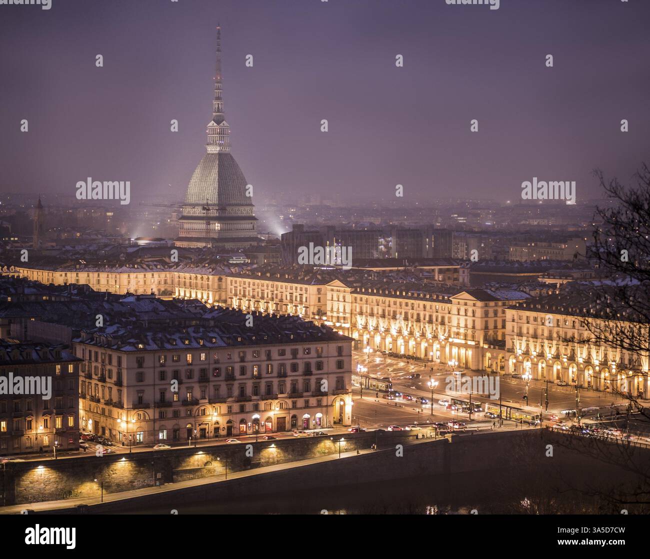 Piazza Vittorio Veneto a Torino, in Italia, di notte con Mole Antonelliana nel retro, in Europa Foto Stock