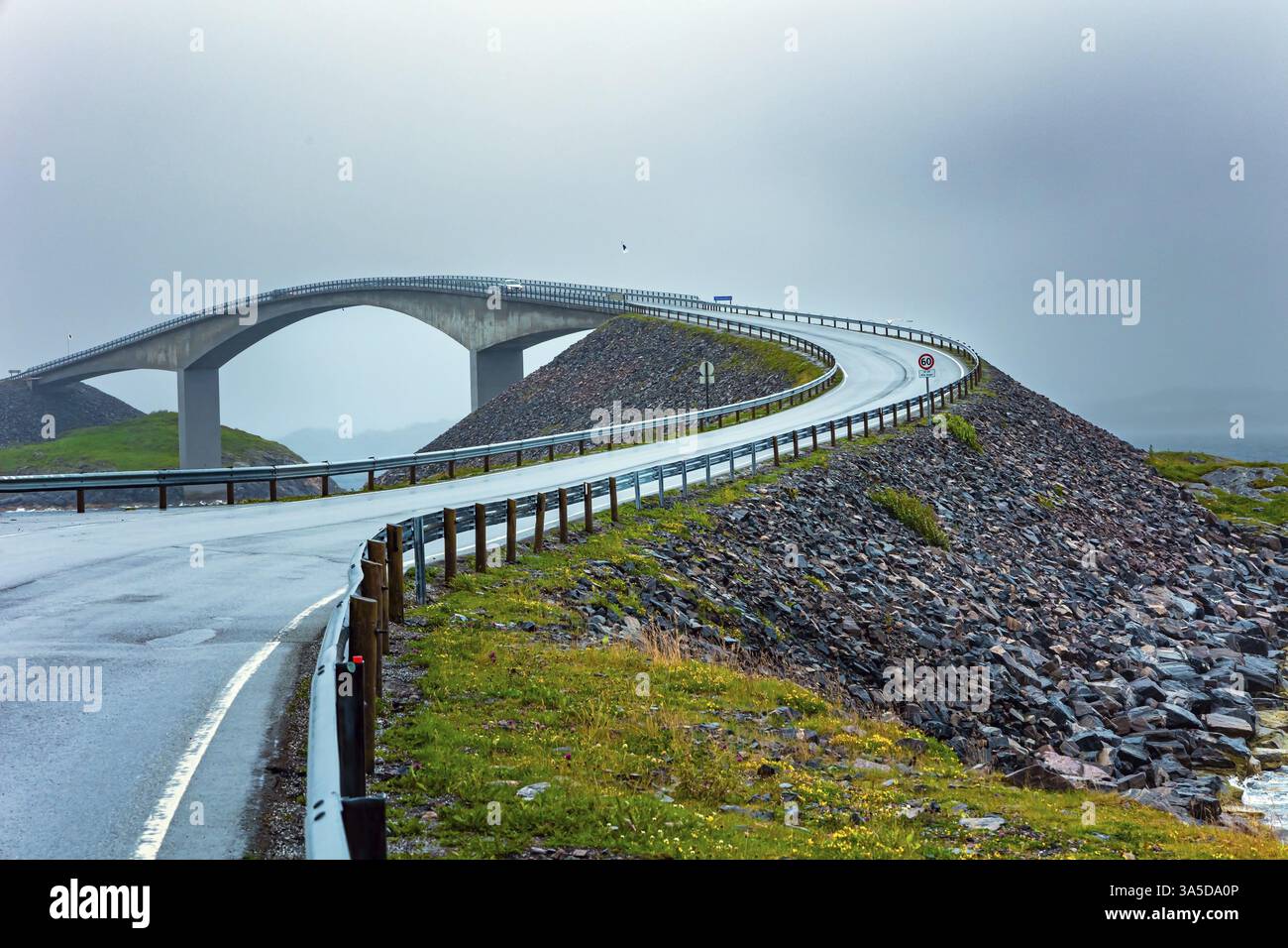 Ponte panoramico sull'oceano. Atlantic Road: La strada più bella del mondo. Freddo e tempestoso giorno di luglio. Piove sopra il famoso ponte nel ghiacciato Foto Stock