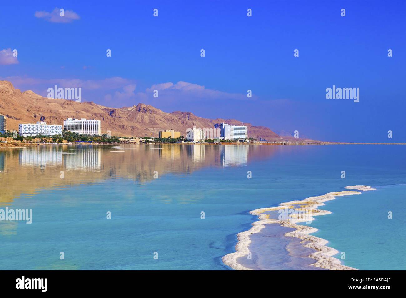 Il Mar morto è caduto sulle coste di Israele. Acqua smeraldo del Mar morto Foto Stock