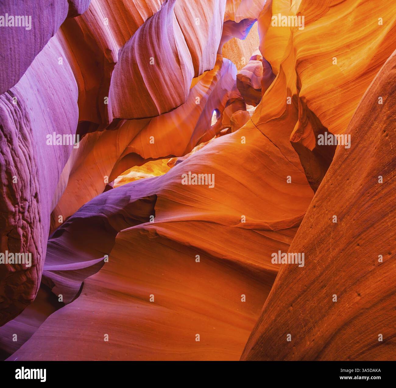 Arizona, Stati Uniti. Luce magica ricoperta di argilla rossa e arancione brillante. Parte superiore dell'Antelope Canyon nella riserva Navajo Foto Stock