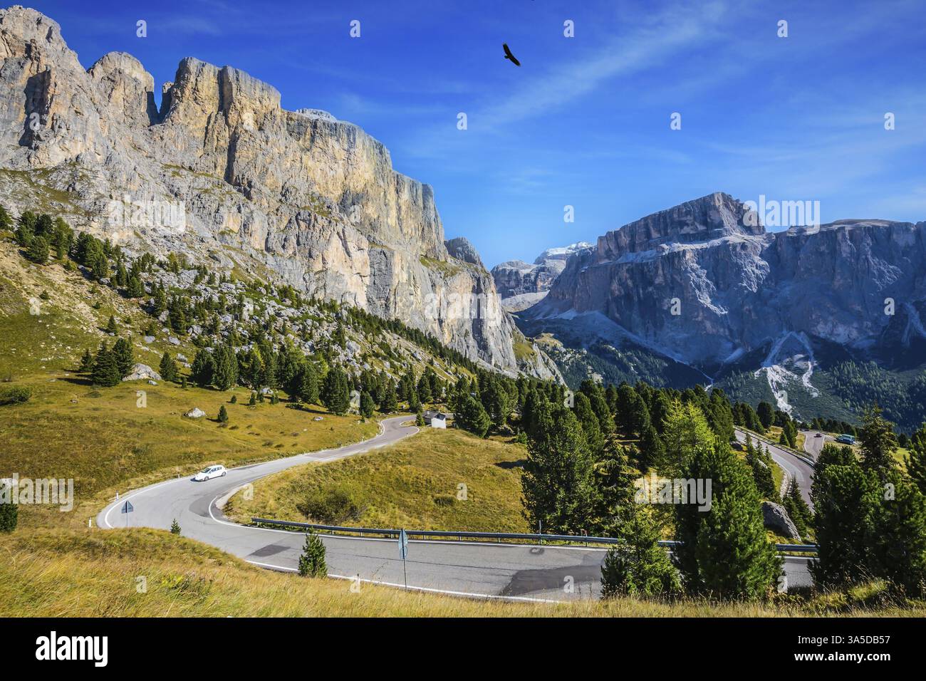 Strada pittoresca che attraversa il passo del Sella, Dolomiti. Il concetto di turismo estremo ed ecologico. Impressionante cresta di rocce dolomitiche. Estate indiana io Foto Stock
