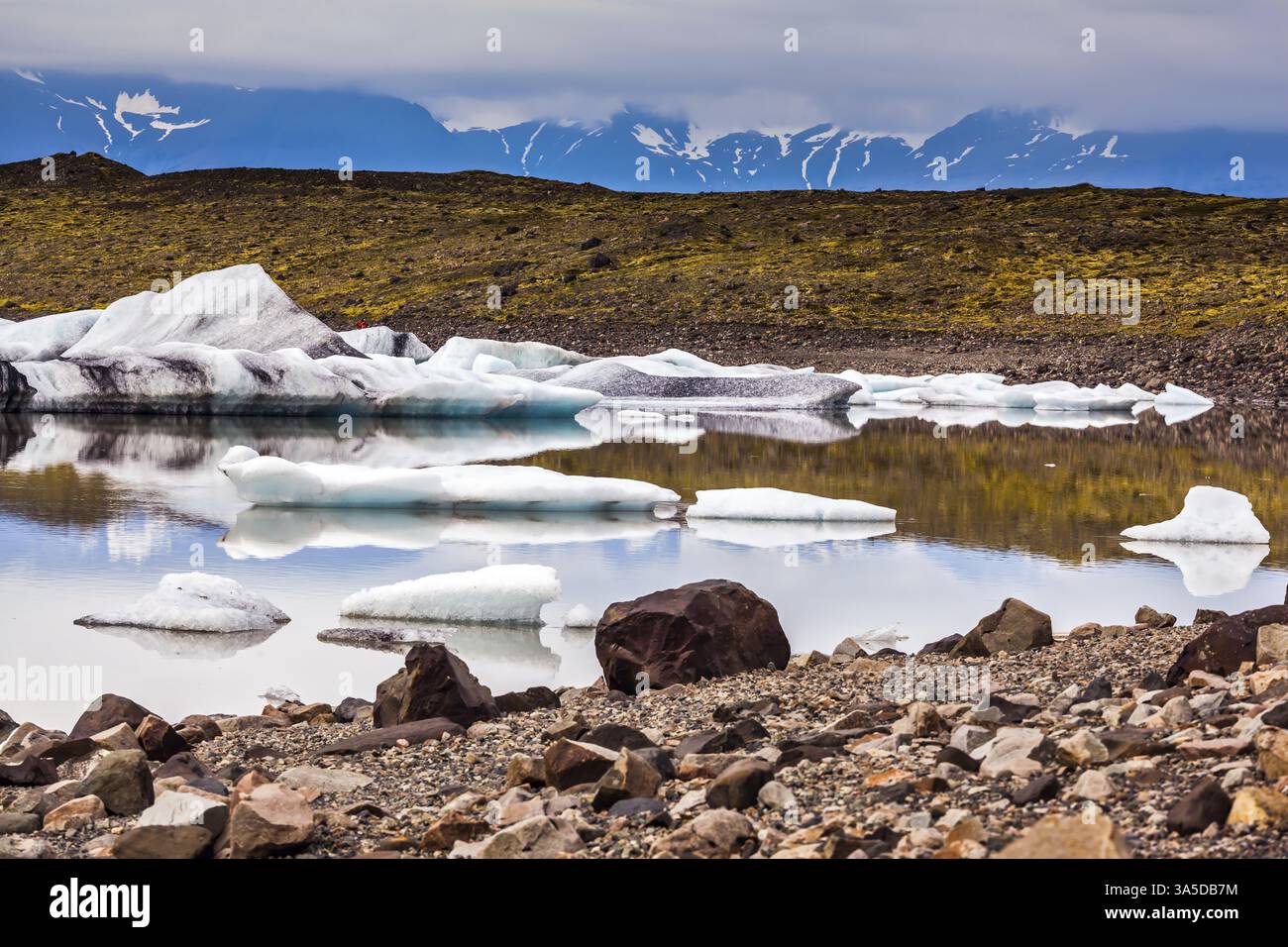 Estate in Islanda. Il lago con giunture di ghiacci formati dalla neve scongelata del ghiacciaio Vatnajokull. Il concetto di turismo del nord Foto Stock