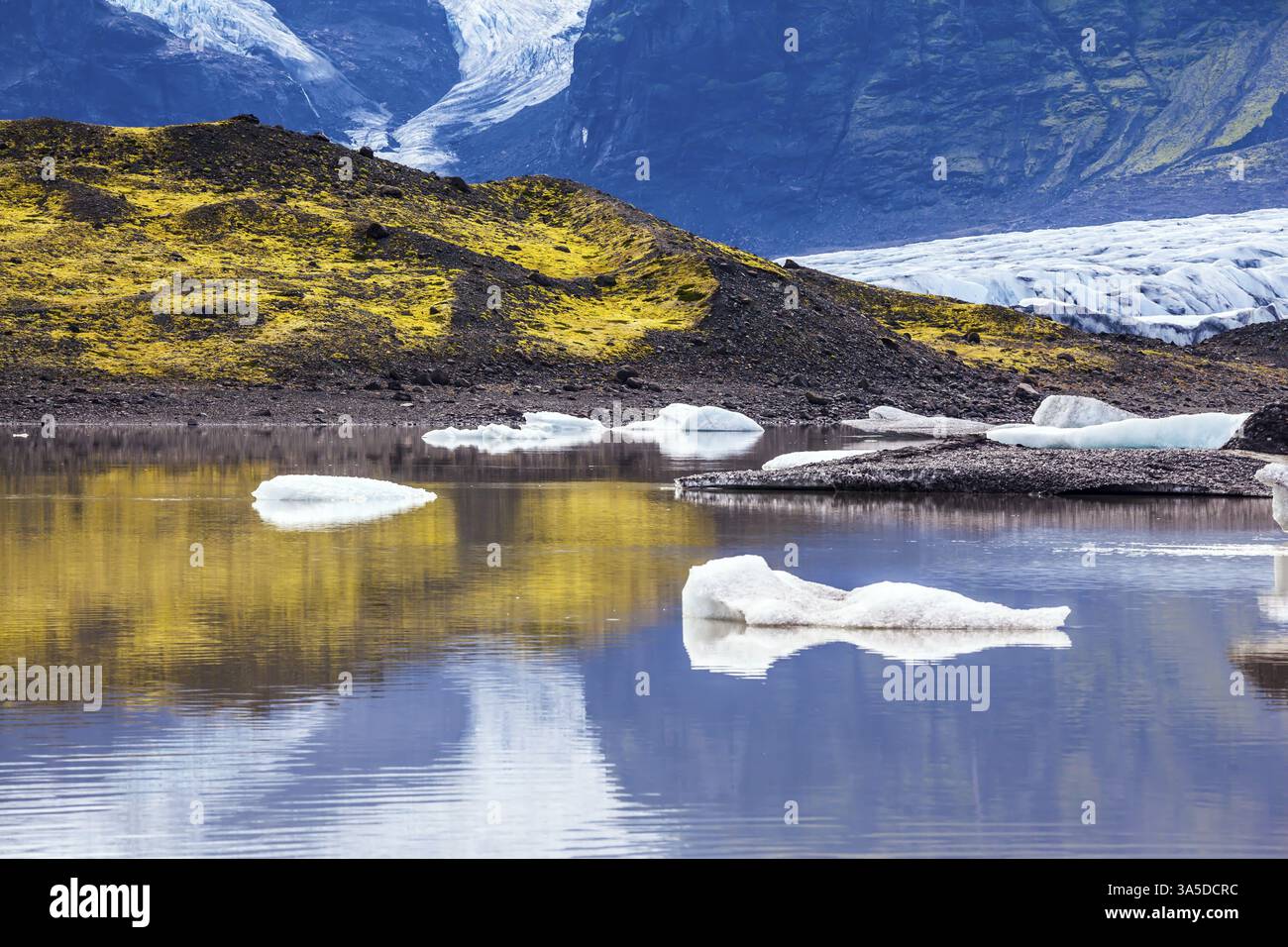 Estate in Islanda. Il freddo lago con giunture di ghiacci formati dalla neve scongelata del ghiacciaio Vatnajokull. Il concetto di turismo del nord Foto Stock