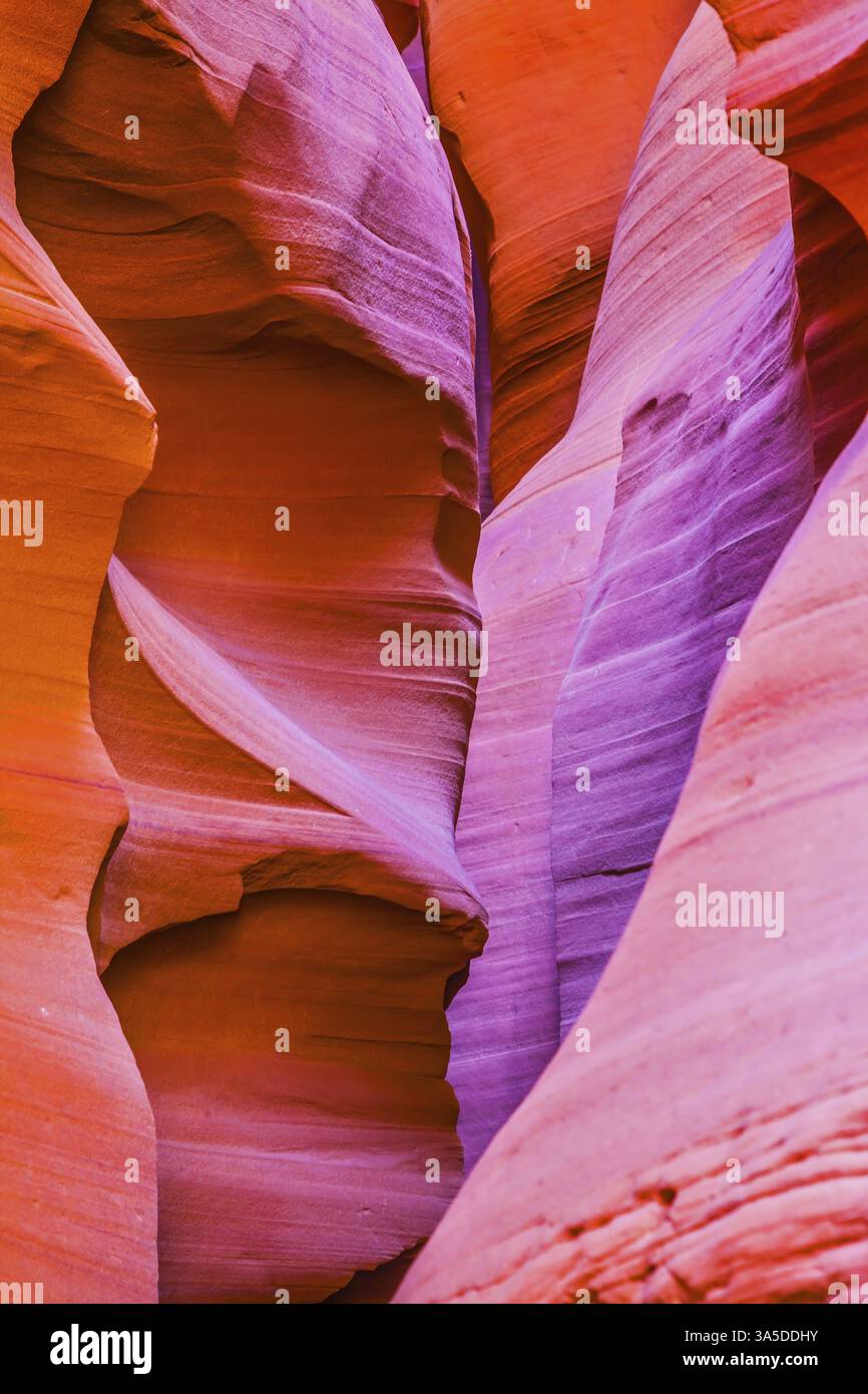 L'argilla rossa e arancione ricopre una deliziosa luce magica. Parte superiore dell'Antelope Canyon nella riserva Navajo. Arizona, Stati Uniti, Nord America Foto Stock