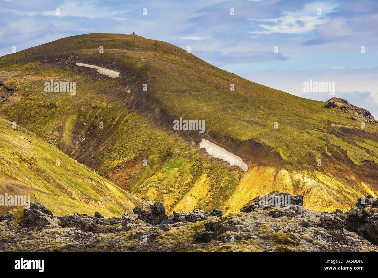 Incredibili sfumature di montagne riolitiche: Giallo, arancione, verde e blu. Tundra vulcanica estiva. Viaggio in Islanda a luglio Foto Stock