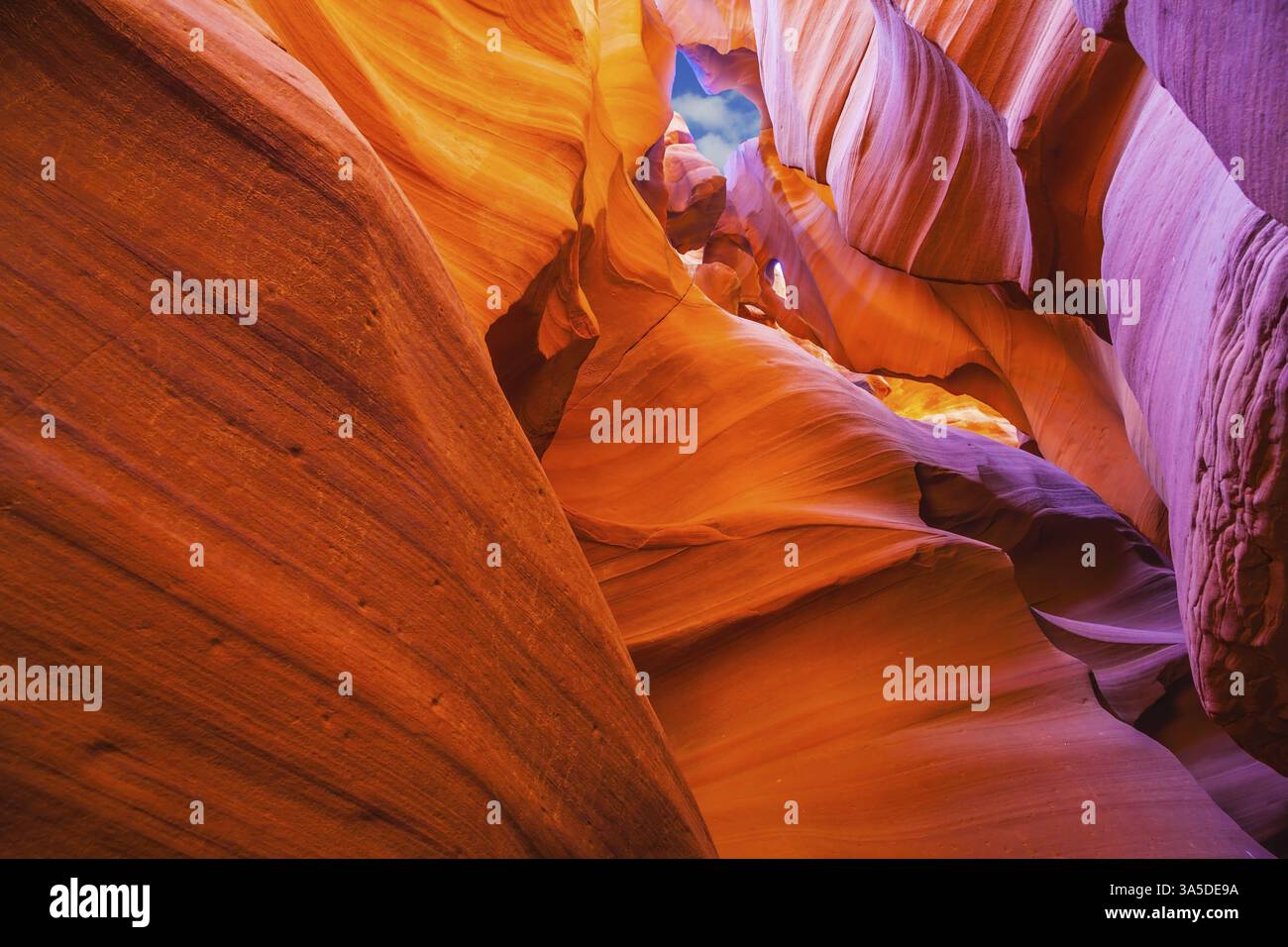 In Arizona, Stati Uniti d'America. Arancio luminoso e colorato di rosso argilla coperto deliziosa luce magica. Tomaia Antelope Canyon nella riserva Navajo Foto Stock