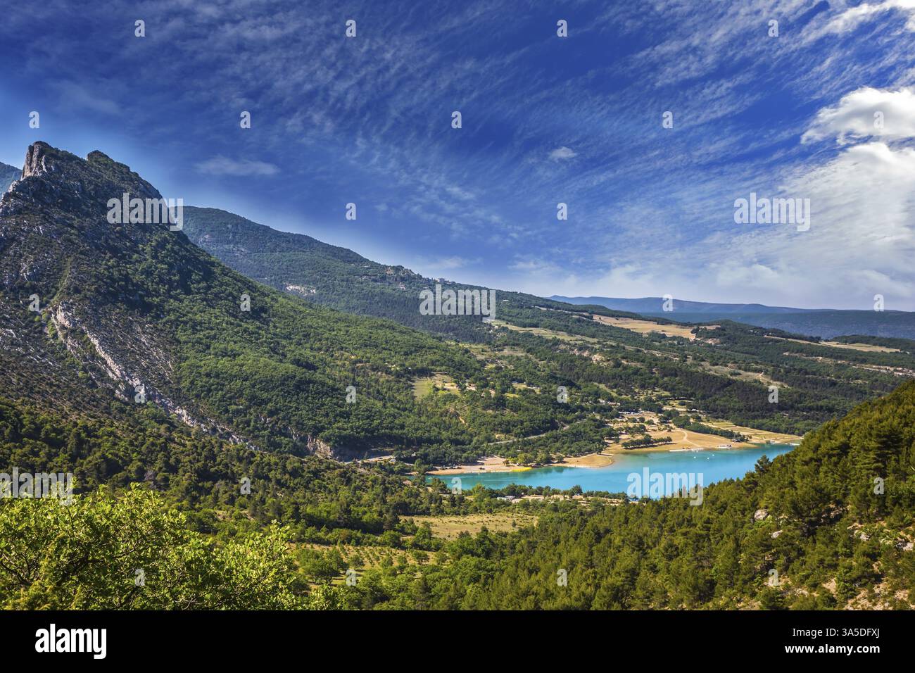Canyon di Verdon, Provenza, maggio. Magnifico lago con acqua smeraldo tra colline boscose Foto Stock