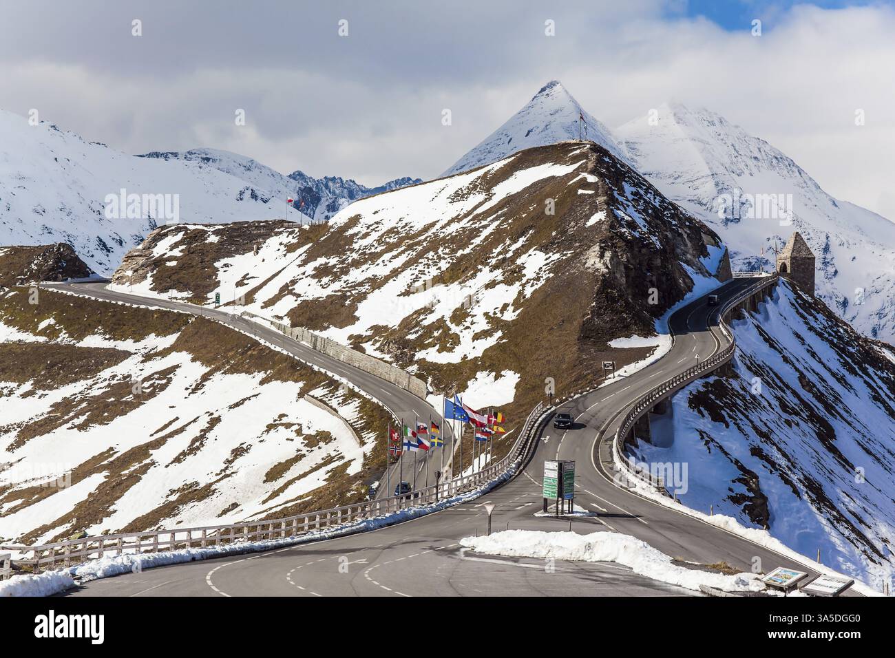 Austria. Strada turistica di Grossglockner. La prima neve cadde sulla Alpine Road. La strada è recintata. La strada è composta da 36 giri a serpentina. Ecologi Foto Stock