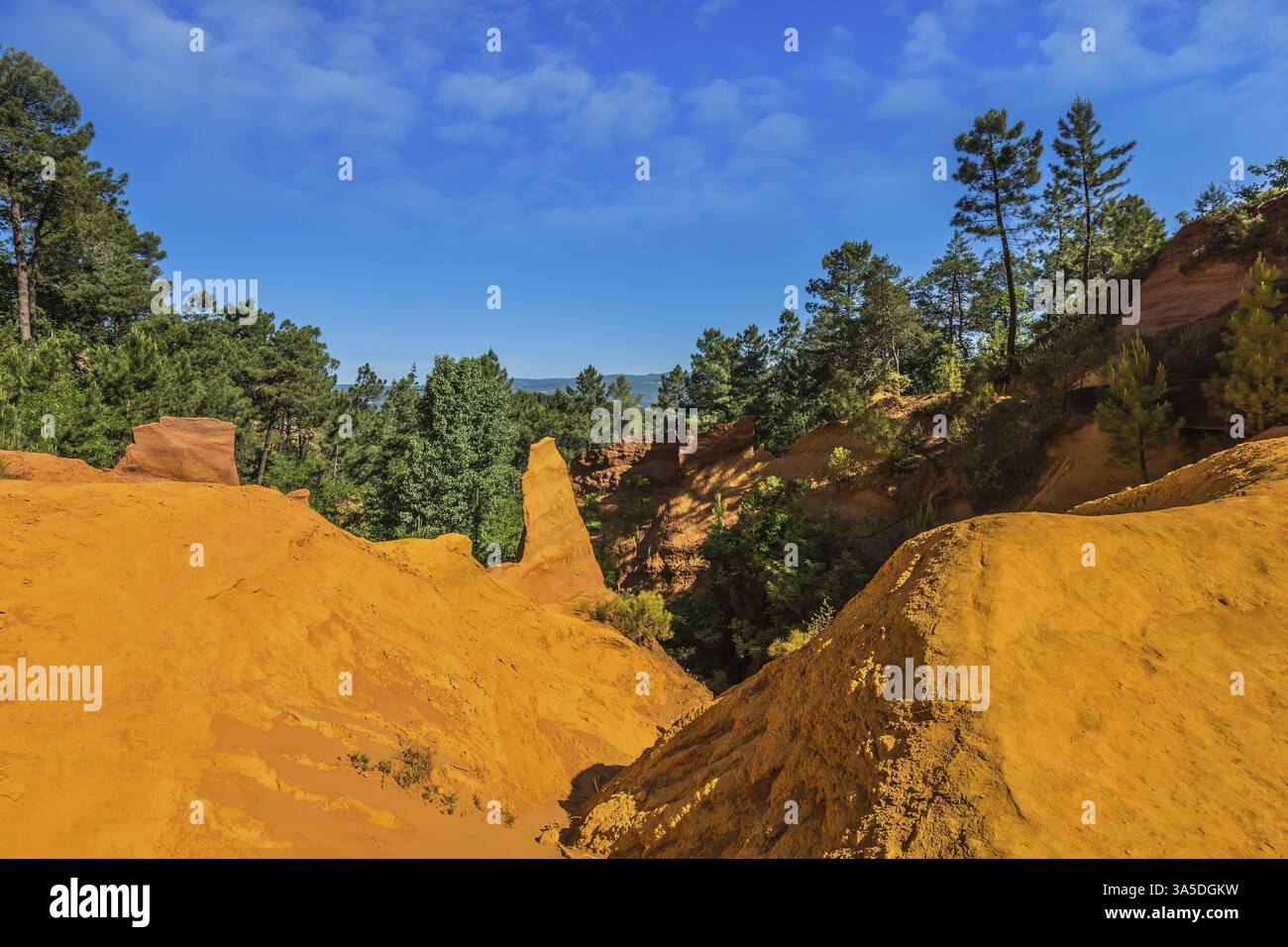 Affioramenti ocra multicolore - dal giallo all'arancio-rosso. Roussillon, il Villaggio Rosso della Provenza. Il pittoresco canyon dell'ocra - tinture naturali Foto Stock