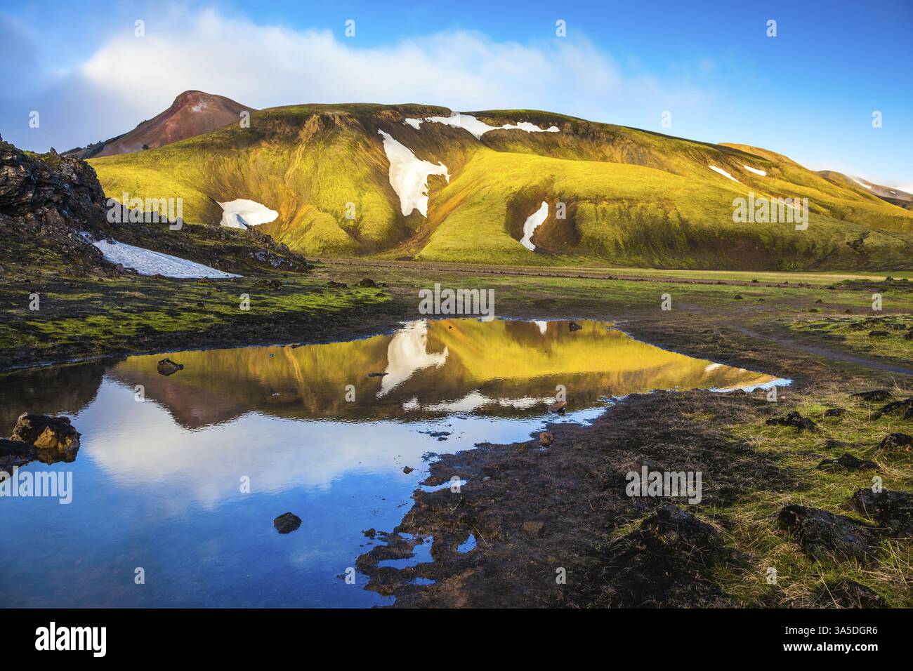 L'alba in Islanda. La luce dell'alba dorata illumina le montagne e il parco nazionale dei ghiacciai Landmannalaugar Foto Stock
