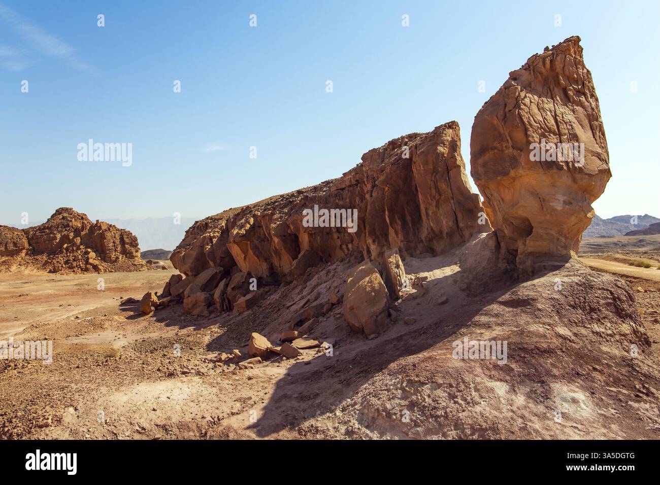 Magnifiche rocce multicolore. La valle di Timna a sud del deserto di Arava, vicino alla località di Eilat. Israele. Caldo giorno di novembre Foto Stock