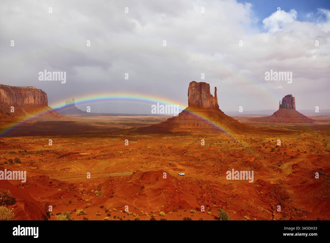 Deserto di pietra rossa Navajo, Stati Uniti. Rocce isolate - i guanti si intersecano con il bellissimo arcobaleno Foto Stock