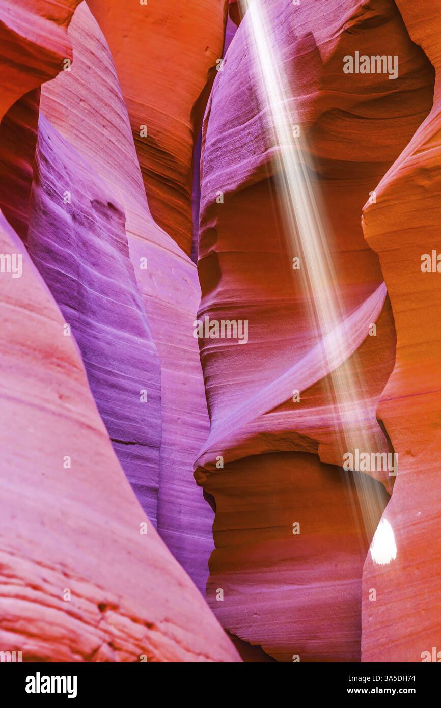 Riserva Navajo, Arizona, Stati Uniti. Magico raggio di sole nell'Antelope Canyon colorato Foto Stock