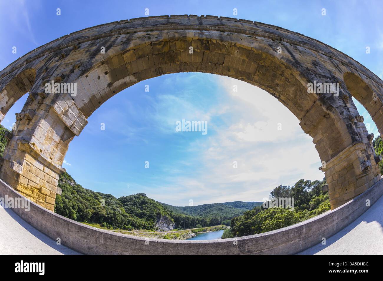 Parte del ponte. Una campata del ponte è rappresentata da un obiettivo fotografato Fisheye. Acquedotto a tre livelli Pont du Gard - il più alto d'Europa. Provenza, sole primaverile Foto Stock